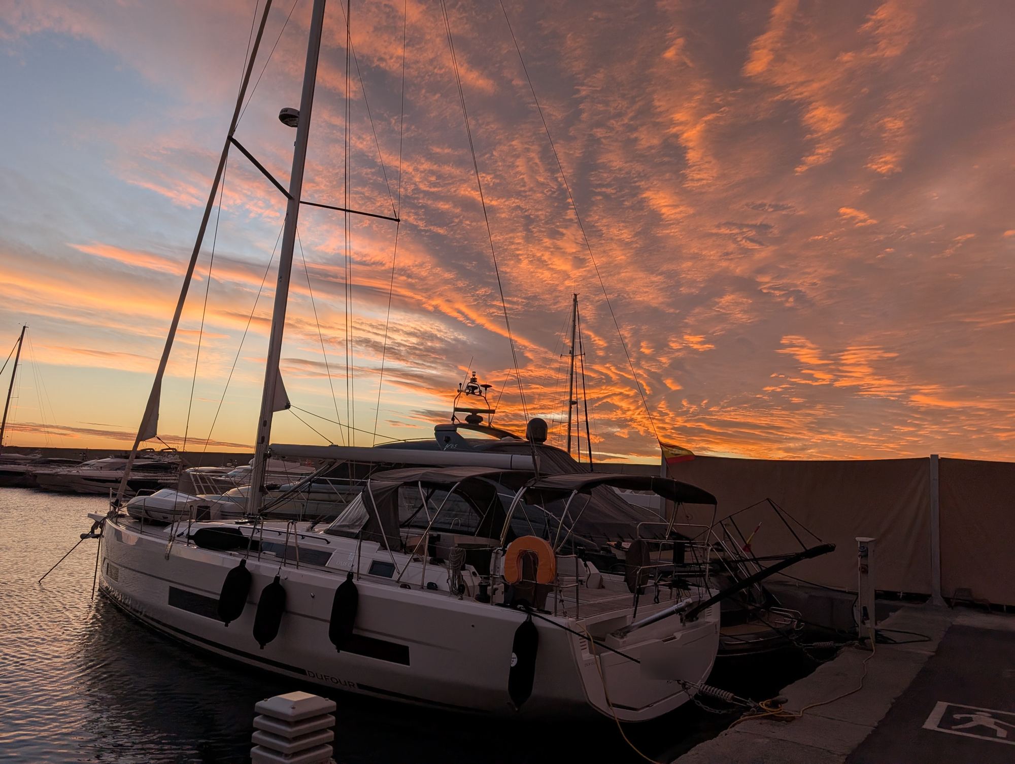 Velero amarrado en Marina Palamós en un amanecer de invierno