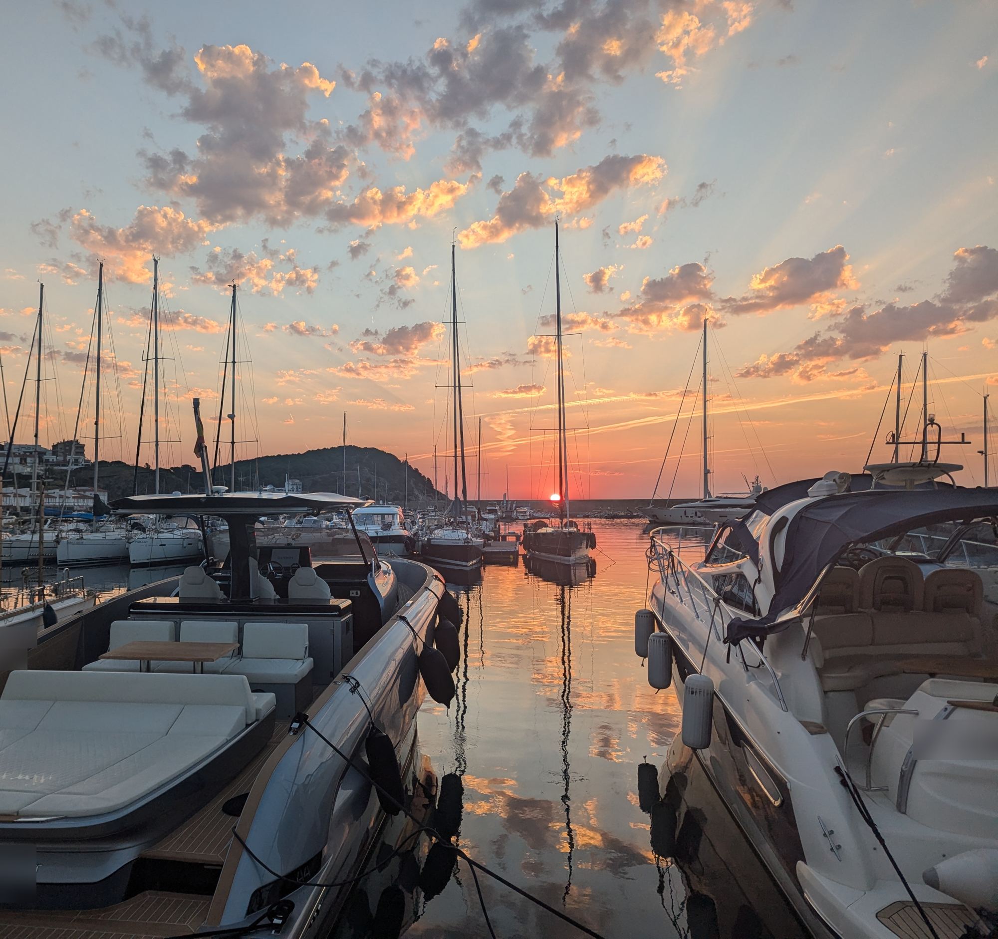 Amanecer en Marina Palamós, con el barco listo en su amarre